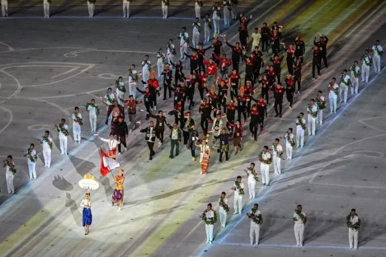 Bendera Indonesia Terbalik saat Pre-Show Opening Ceremony SEA Games