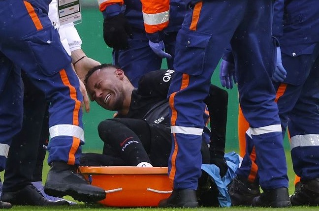 Cedera Pergelangan Kaki, Neymar Bakal Absen Delapan Pekan