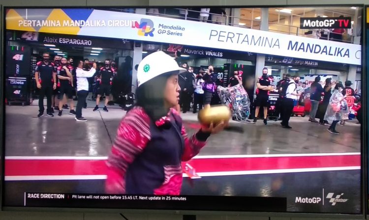 Balapan MotoGP Indonesia Ditunda, Aksi Pawang Hujan Disiarkan Langsung
