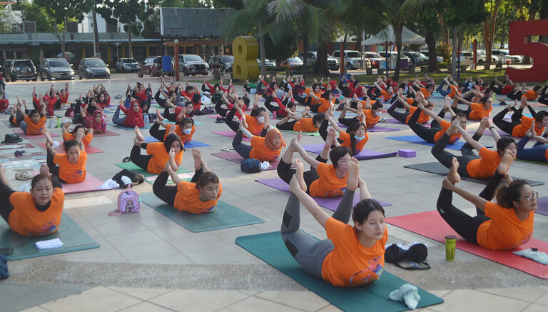 Ratusan Peserta Ikuti Fit and Fun Yoga di Batam