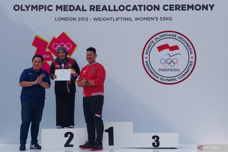 Eks Lifter Indonesia Terima Perak Olimpiade Setelah Menunggu 10 Tahun