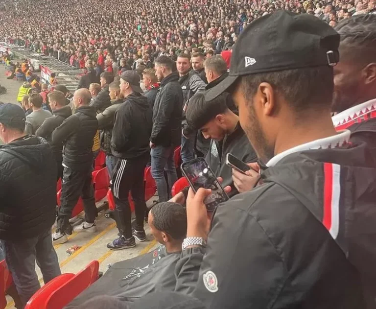 Tukang Cukur Dadakan Muncul di Tribun Stadion Wembley