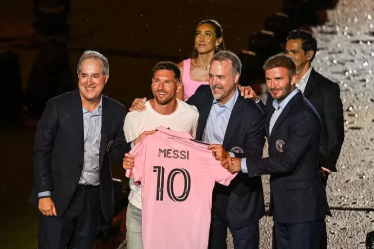 Demi Messi, Fans Inter Miami Rela Terabas Hujan Deras