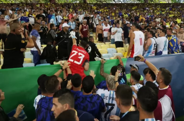 Penonton Ricuh Saat Pertandingan Kualifikasi Piala Dunia 2026 antara Brasil vs Argentina, Messi Turun Tangan
