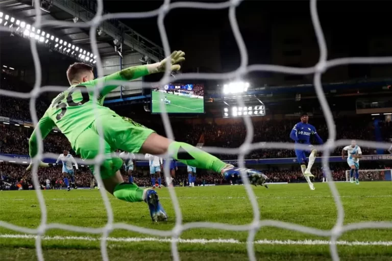 Suporter Chelsea Rayakan Kemenangan atas Crystal Palace di Stamford Bridge