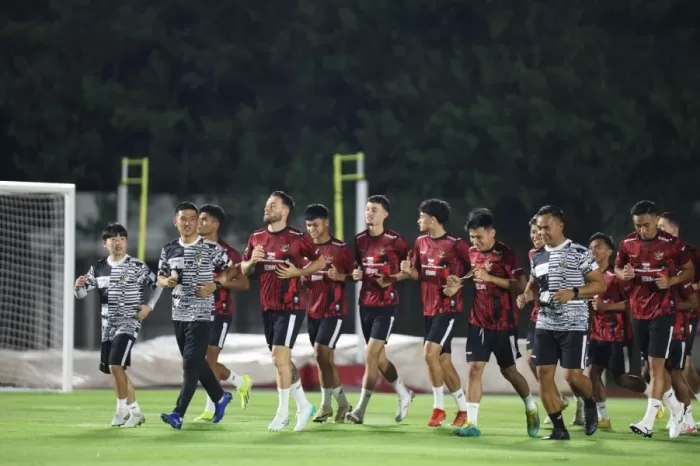 Kenakan Jersey Baru, Timnas Indonesia Gelar Latihan Jelang Hadapi Vietnam di Stadion SUGBK