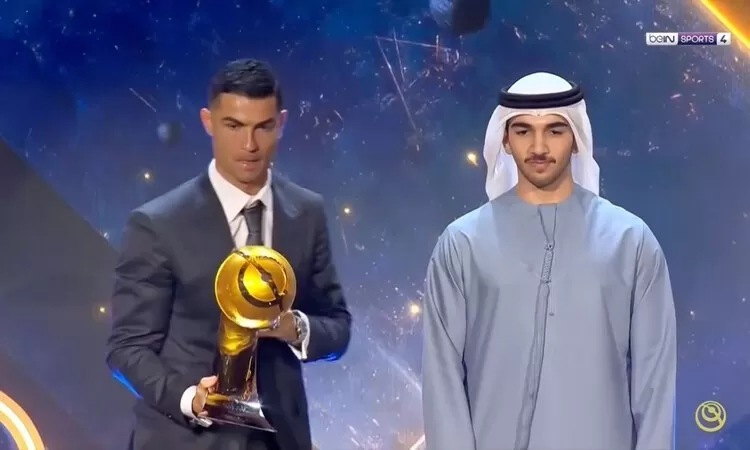 Cristiano Ronaldo berpose dengan trofi Pemain Terbaik Timur Tengah di Globe Soccer Awards 2025.
