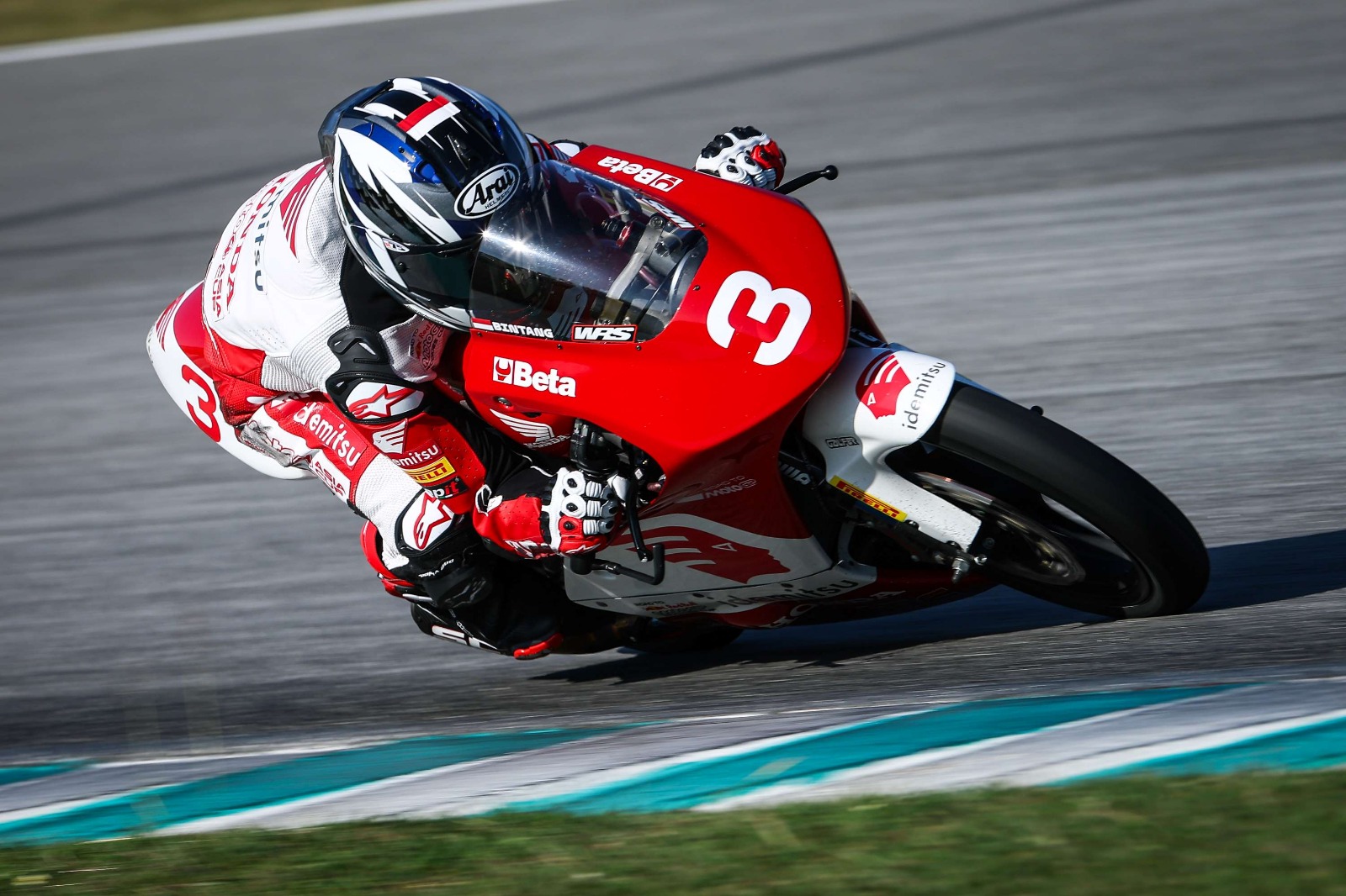 Empat pebalap muda binaan AHM berpose dengan motor NSF250R jelang putaran perdana Idemitsu Moto4 Asia Cup 2026 di Buriram, Thailand.